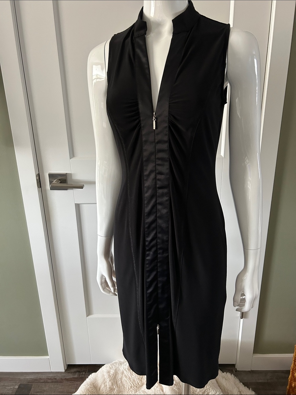Tristan & Iseut Black High-Fashion Zip-Front Dress | S–M - Picture 15 of 15
